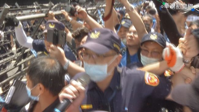 【台語新聞】挺藍群眾場外聲援 試圖爬拒馬闖立院 | 華視新聞