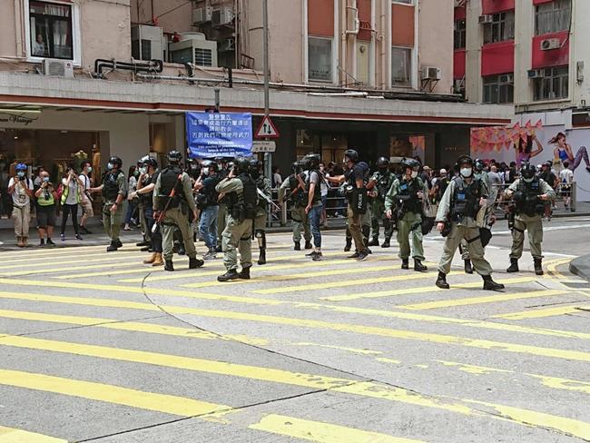 直播》港警逮超過70名示威者！2人違反港版國安法 | 華視新聞