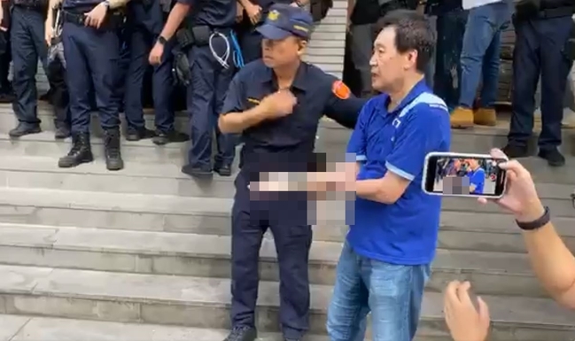 國民黨阻擋陳菊人事案 費鴻泰遭割傷「當場濺血」 | 華視新聞