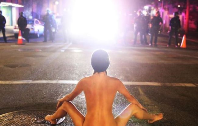 美國女子全裸開腿與警對峙 被網封「裸身雅典娜」 | 華視新聞