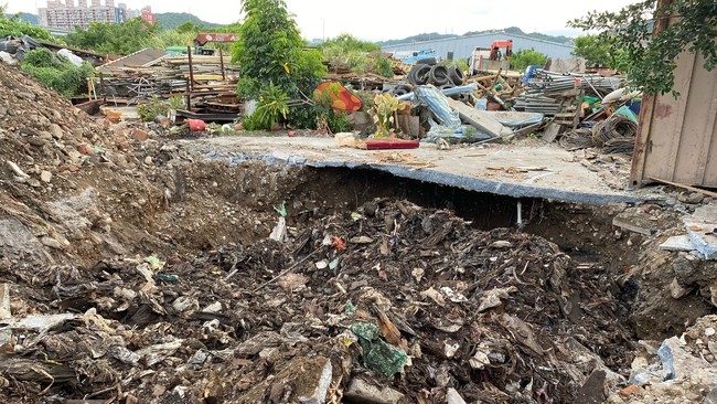 五股垃圾山偷埋廢棄物 不肖業者當場被抓 | 華視新聞