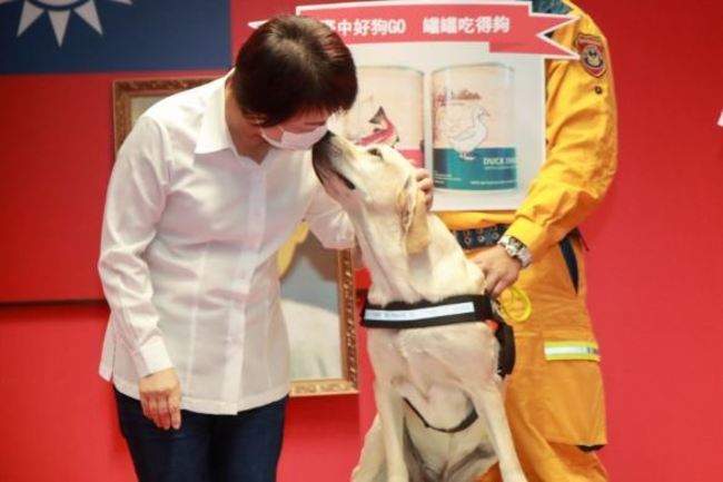 全國第一! 盧秀燕授階搜救犬「鐵雄」2線1星 | 華視新聞