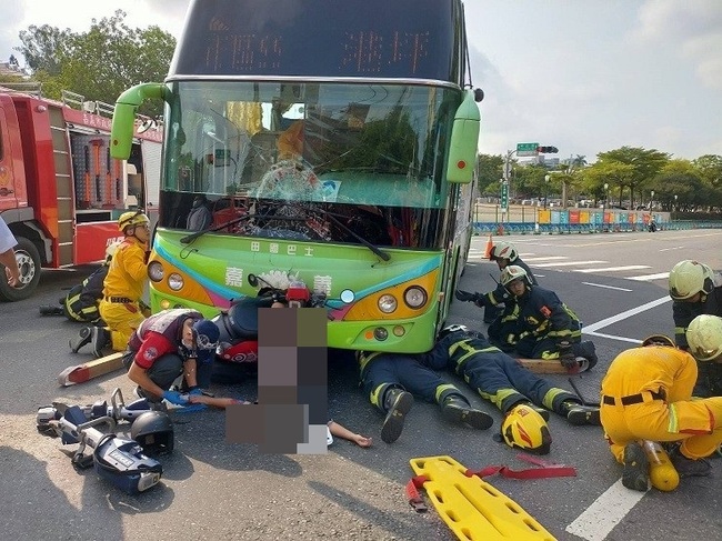 嘉市公車.機車對撞 女卡公車頭無生命危險 | 華視新聞