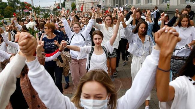 反白俄警暴力鎮壓 白衣娘子軍組「團結鍊」抗議 | 華視新聞