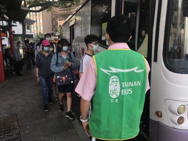 台南8/17起搭車、進轉運站一律「全程戴罩」 | 華視新聞