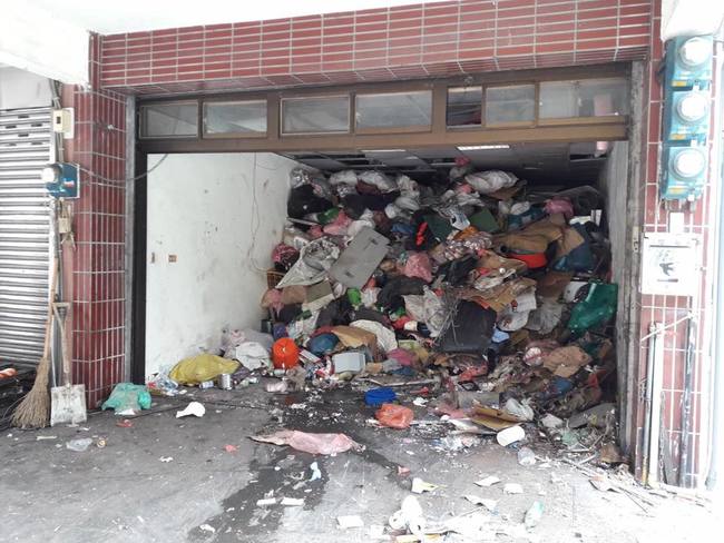 婦撿廢棄物堆滿屋...遭發現孑孓 衛生局花3天清30噸垃圾 | 華視新聞