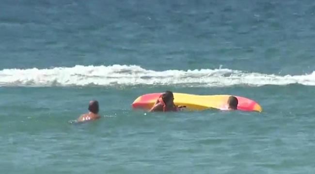 發現有人溺水 72歲葡萄牙總統採訪中跳海救人 | 華視新聞