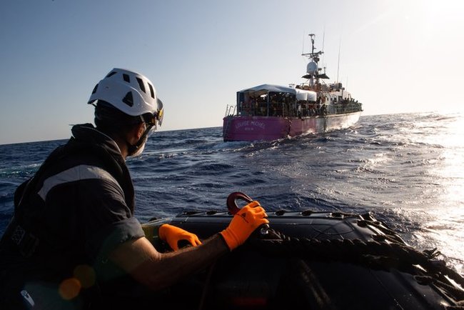 Banksy粉色難民救助船超載 義國派巡邏艇支援 | 華視新聞