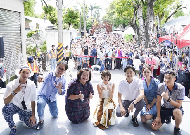 《婆婆》台南見面會粉絲擠爆  4歲奶粉High喊: 我愛彩香一哥 | 華視新聞