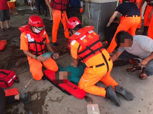 宜蘭釣客遭浪襲落海 4人無生命跡象3人輕傷 | 華視新聞