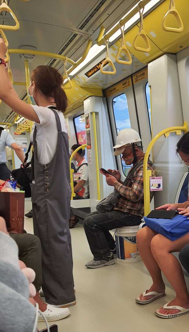工人搭捷運自備椅坐 他拍照PO網感動萬人 | 華視新聞
