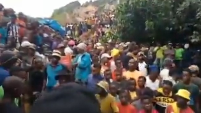 剛果黃金礦坑崩塌至少50死 數百人擠入口哀悼 | 華視新聞
