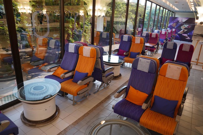 像極了旅行！泰航打造超逼真「機艙餐廳」提供現做飛機餐 | 華視新聞