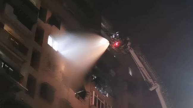 嘉義市大樓疑似氣爆竄火 消防救出1男送醫 | 華視新聞