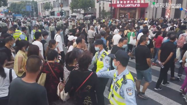 中國十一人擠人 人肉拒馬疏導交通 | 華視新聞