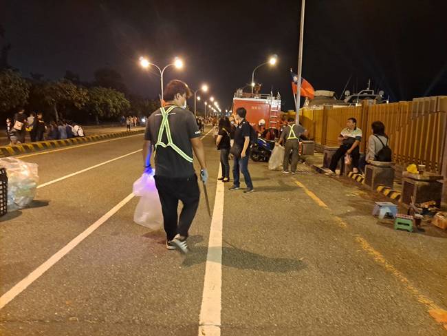 台南國慶焰火結束 清潔隊清出150噸垃圾 | 華視新聞