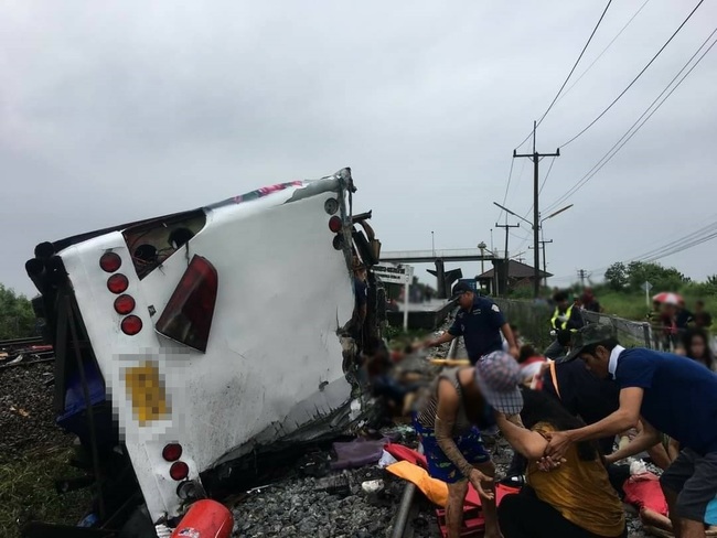 快訊》泰國火車撞巴士！ 釀至少20死、30傷 | 華視新聞