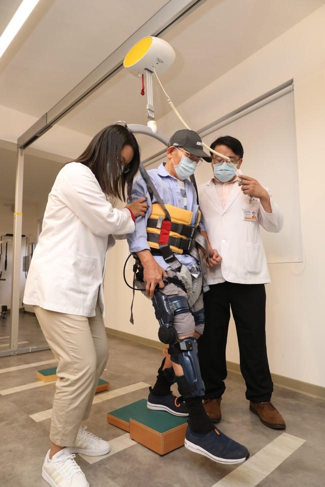 機器人助復健！ 中風.癱瘓病人化身「鋼鐵人」 | 華視新聞