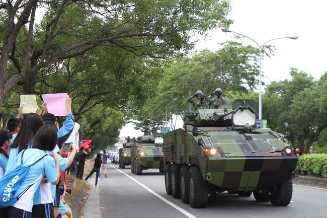 國軍戰備週「裝甲車在路上跑」 總統：最安心的引擎聲 | 華視新聞