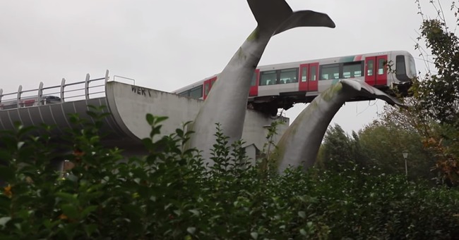荷蘭地鐵列車衝過站出軌 幸運被「鯨魚尾巴」雕塑接住 | 華視新聞