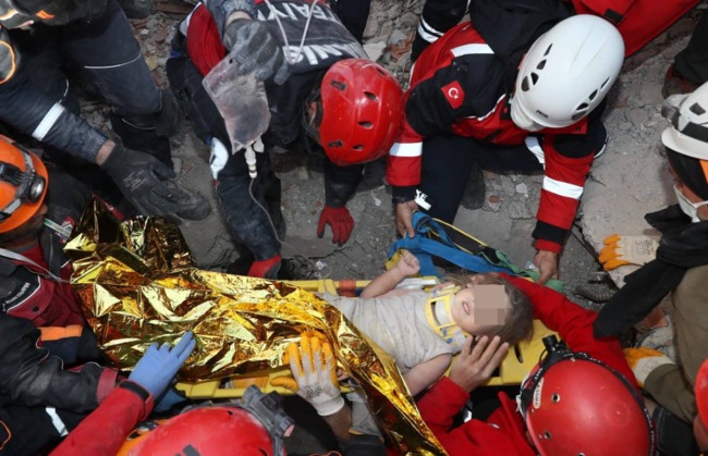 愛琴海強震再現奇蹟 4歲女童困91小時獲救 | 華視新聞