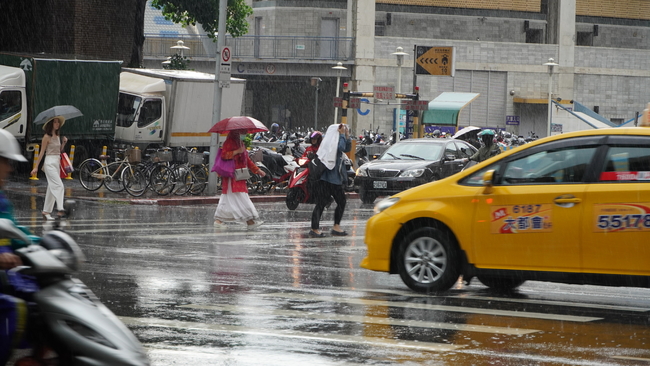 變天了！北北基大雨特報 北台灣濕涼到週二 | 華視新聞
