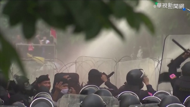 泰國示威7月來最嚴重衝突！5人中槍至少41人傷 | 華視新聞