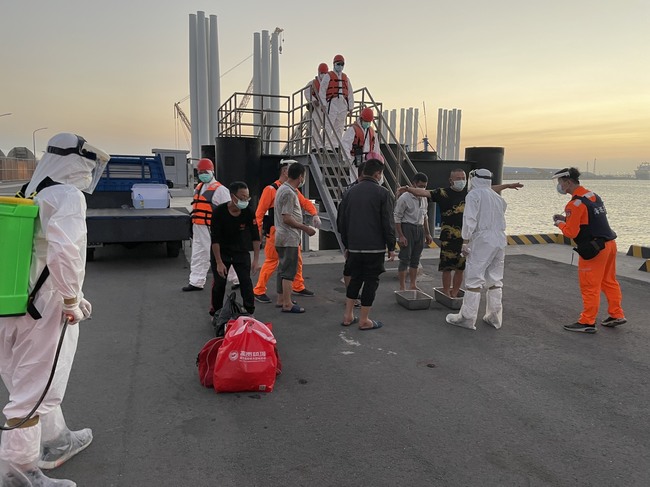 中國漁船越界非法捕撈1噸還蛇行拒檢 6船員帶回偵辦 | 華視新聞