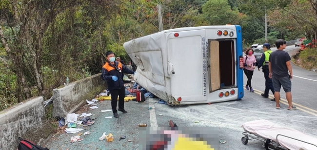 奧萬大翻車1死20傷 駕駛有82項小客車違規紀錄 | 華視新聞