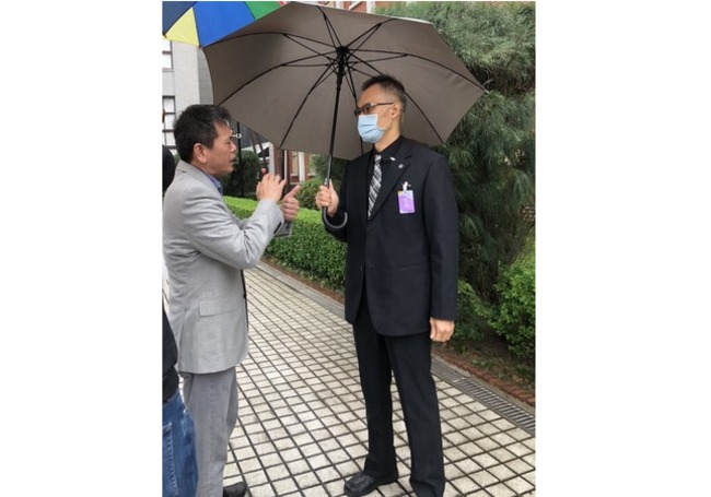 林為洲爆黨團大會遭監控 徐國勇稱：警察是在躲雨 | 華視新聞