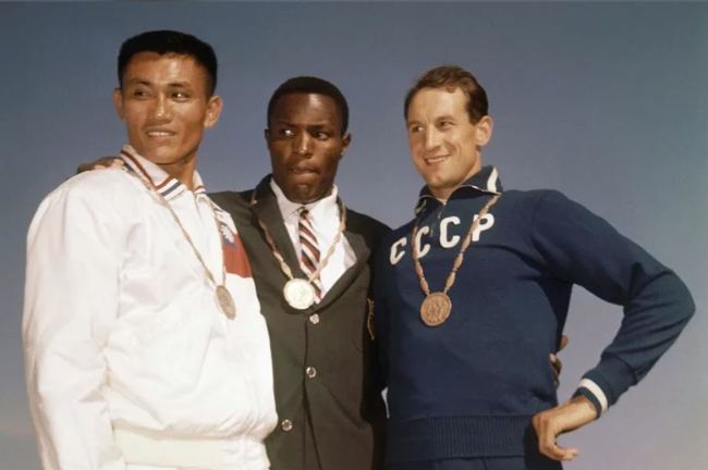 1960年力退楊傳廣摘金 美奧運傳奇強生逝世 | 華視新聞