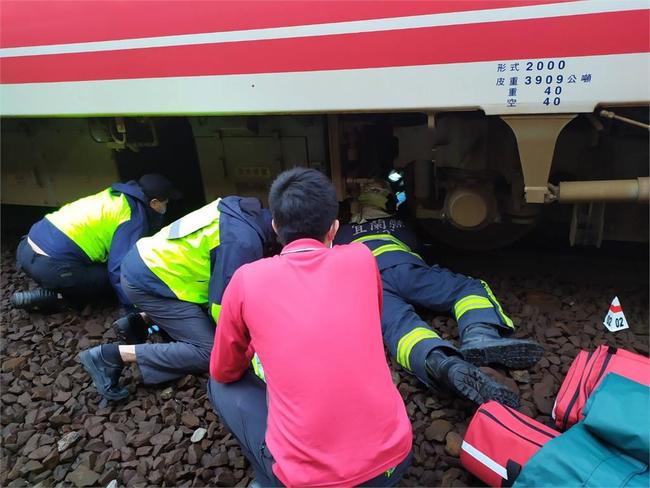 羅東火車站驚傳旅客墜軌 遭普悠瑪撞上卡車底 | 華視新聞