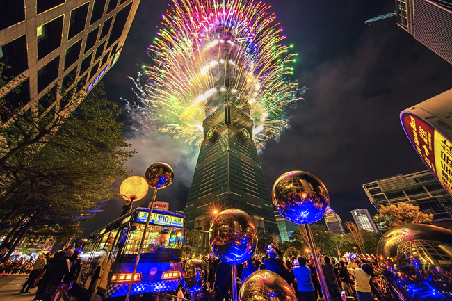 台北101跨年首創360度輪狀煙火 時長300秒四面都能看 | 華視新聞
