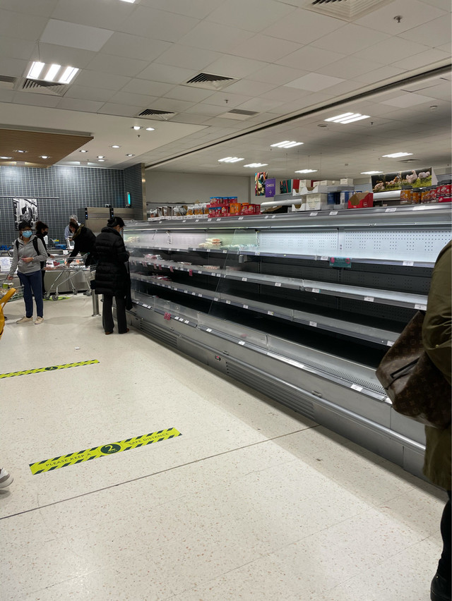 身在倫敦的網友透露當地超市幾乎被搶購一空。（翻攝自PTT）