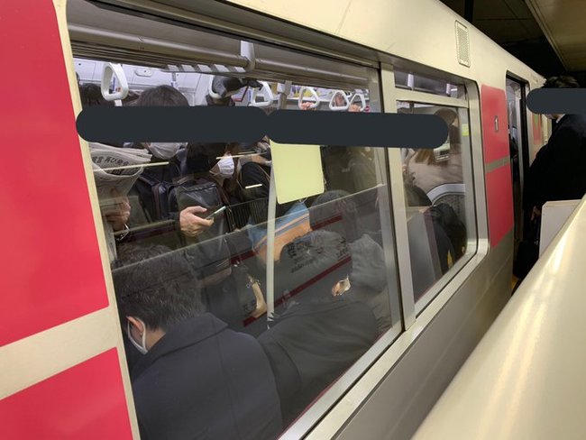 日通勤電車擠如壽司盒 他怒批「緊急事態白喊了」 | 華視新聞