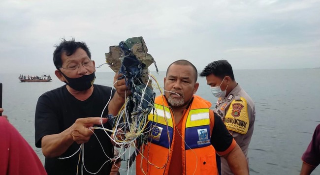 印尼波音737班機墜毀 搜救隊找到疑似殘骸 | 華視新聞