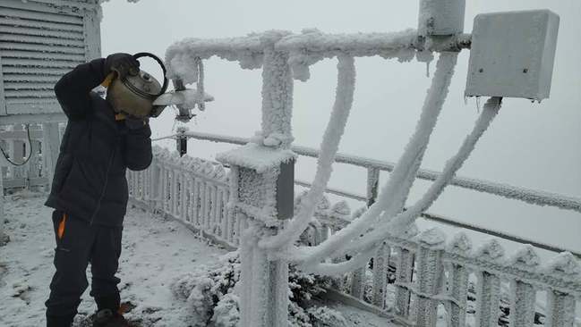 玉山氣象站負14度！ 林佳龍寒冬送暖爐 | 華視新聞