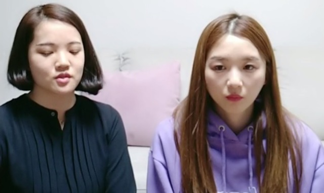 （南韓YouTuber Hamzy（右）直播為點讚「泡菜」留言道歉／翻攝微博「韩国吃货小姐姐Hamzy」）