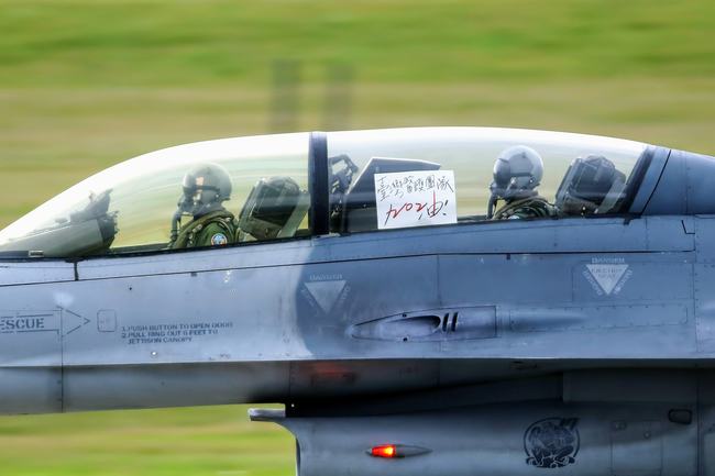 F-16飛官戰訓一舉動 千人看哭：台灣加油！ | 華視新聞