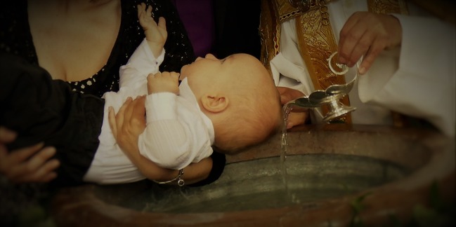 嬰兒因受洗浸聖水死亡！萬人心碎連署籲東正教改革 | 華視新聞
