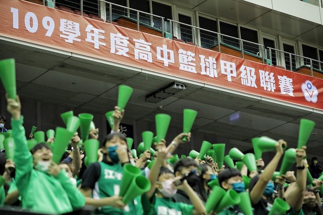 HBL泰山稱王 蔡英文親頒冠軍獎盃 | 109學年高級中學籃球聯賽（HBL）總決賽7日在台北小巨蛋登場。(總統府提供)