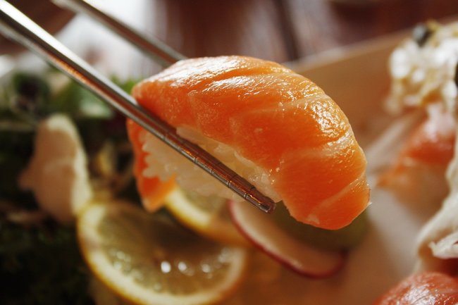 女大生「吃爆壽司郎鮭魚團」 恐怖熱量計算出爐 | 華視新聞
