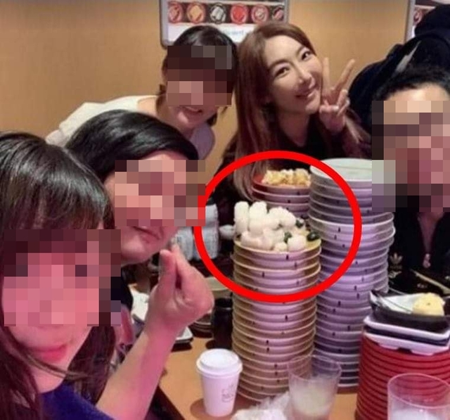女星李宓貼出與朋友吃壽司的照片。（翻攝自臉書李宓Mina）