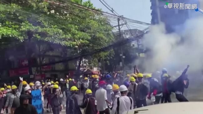 緬甸示威升溫 軍方出動推土機撞車 | 華視新聞