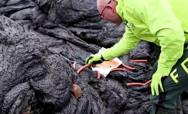 冰島火山噴發釀奇景 民眾圍觀外加「烤香腸」 | 華視新聞