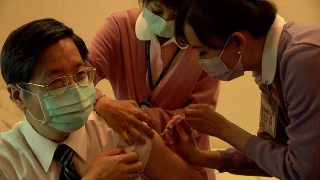 陳時中、張上淳接種AZ疫苗 親自曝光「副作用」 | 華視新聞
