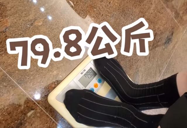 桃園市長鄭文燦日前貼出「量體重」影片，讓許多網友跌破眼鏡。（翻攝自臉書鄭文燦）