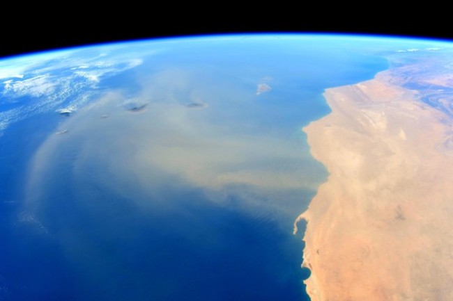 沙塵暴吹拂至大西洋 太空人曝光驚人畫面 | 華視新聞