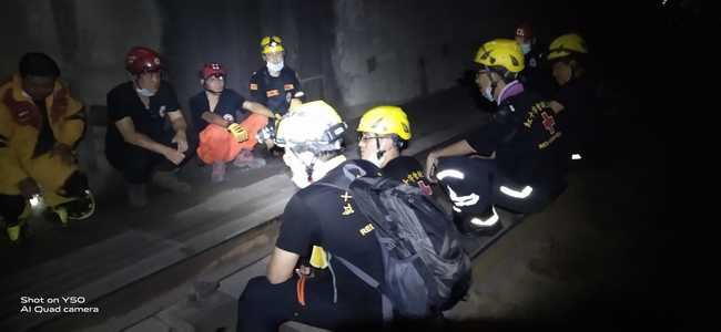 「我送你們出隧道了…」 救難隊員307字惹鼻酸 | 華視新聞