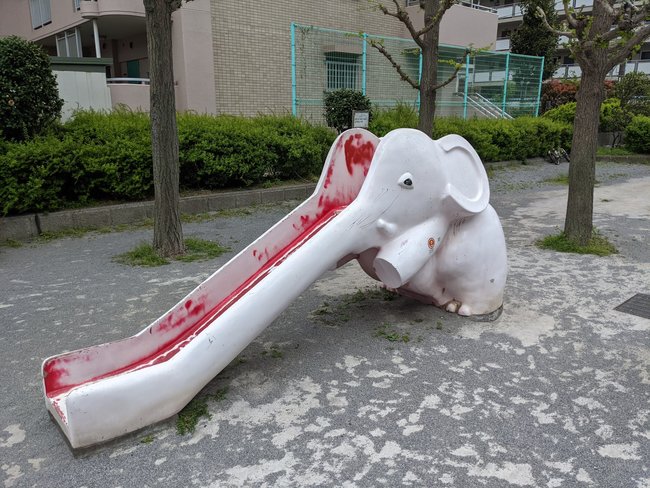 公園見「剖半大象」血跡斑駁溜滑梯？日網友：孩子會嚇哭 | 華視新聞